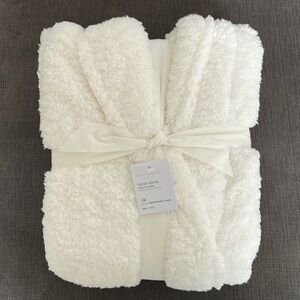 Pottery Barn Faux Fur Robe - Large😍